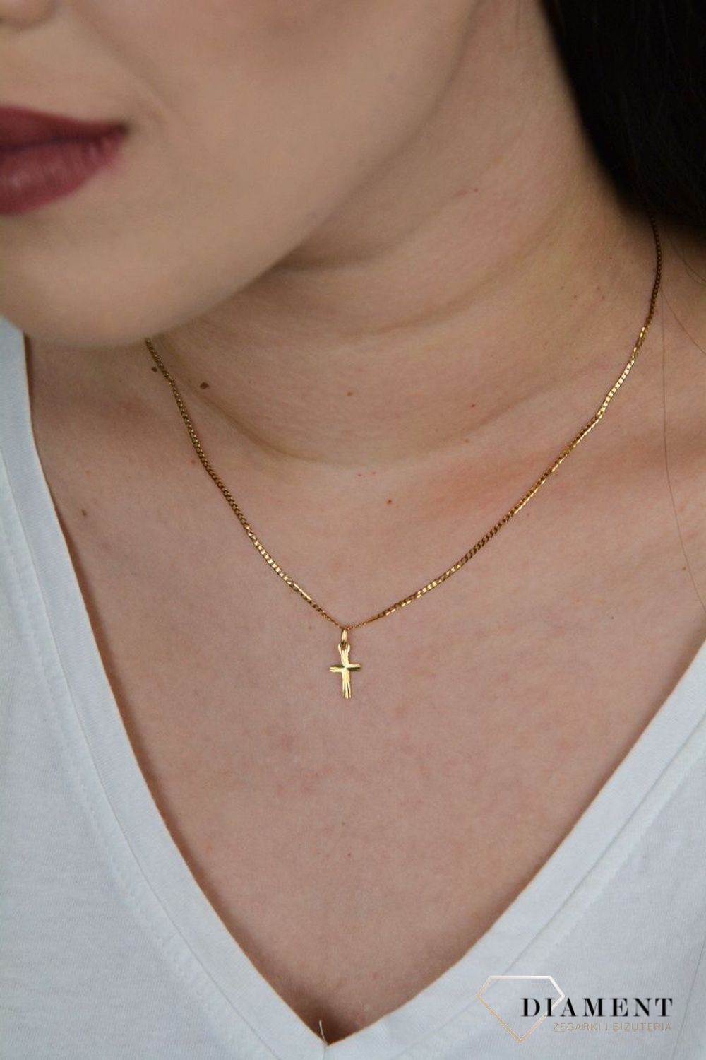 Złota zawieszka grawerowany krzyżyk. ZA 422C.jpg